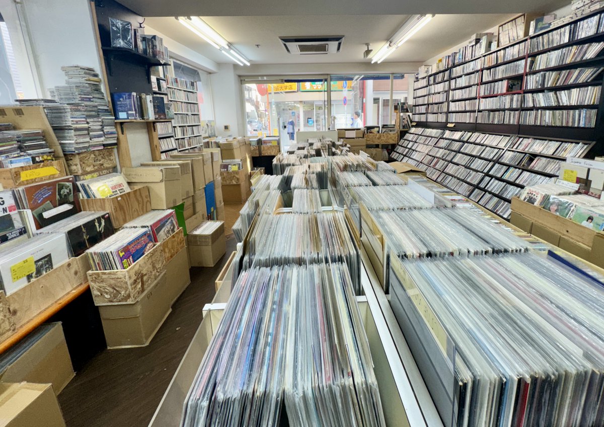 HeadShellRecord's tweet photo. 学芸大学駅から徒歩数分の「サテライト」。店主は90年代に三鷹「パレード」で勤務していて、その頃は僕が会社帰りによく寄っていたので顔を合わせている。パレードと同様に良心価格。いまジャズはすぐ売れちゃって、ご所望のものがなくてすみませんと恐縮していたが、そんなことはないですよとIdris Muhammadの『Boogie To The Top』米オリジを購入。