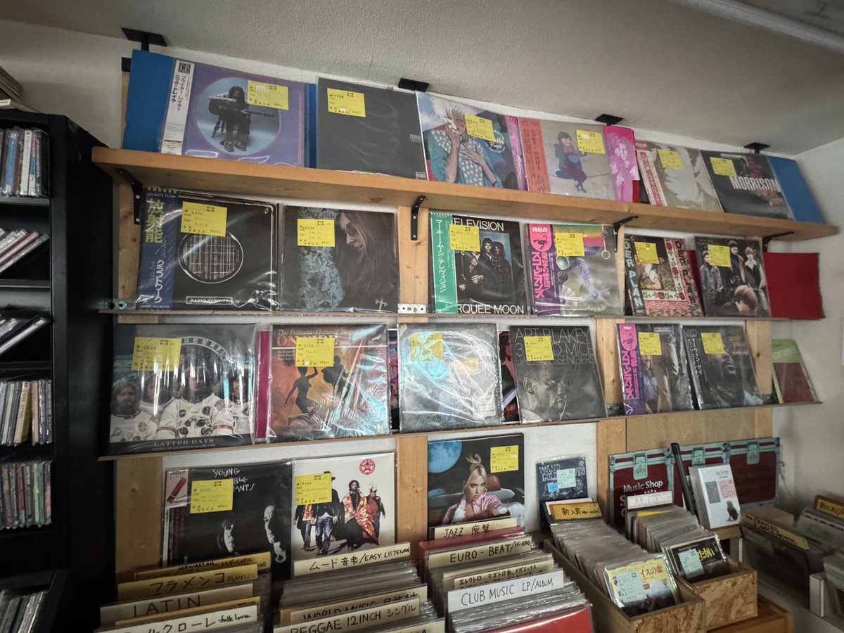 HeadShellRecord's tweet photo. 学芸大学駅から徒歩数分の「サテライト」。店主は90年代に三鷹「パレード」で勤務していて、その頃は僕が会社帰りによく寄っていたので顔を合わせている。パレードと同様に良心価格。いまジャズはすぐ売れちゃって、ご所望のものがなくてすみませんと恐縮していたが、そんなことはないですよとIdris Muhammadの『Boogie To The Top』米オリジを購入。
