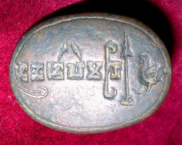 blog_supplement's tweet photo. A gupta seal with chicken and spear reading shrI mahAsenasya. Closely parallels representations of chicken and spear on lead coins of skandagupta showi in QT. https://t.co/TTMKsesQBg
