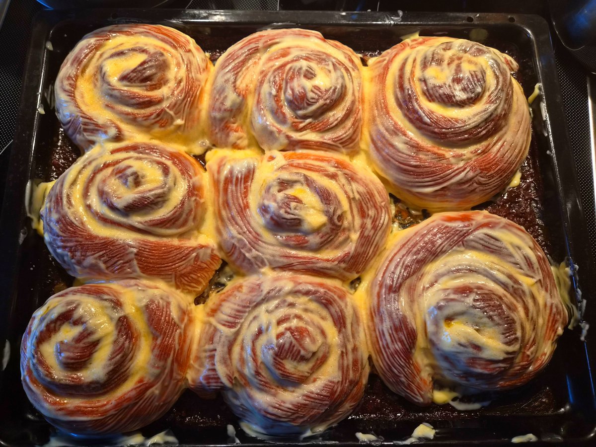 WabiiRota's tweet photo. You wanted cinnamon rolls, and here they are. One batch with apples and one without. Note for next time: don’t let the dough rest for too long. They taste brilliant, though – but I could only ever manage to eat half of one.
#cinnamonrolls #baking https://t.co/CDxWAaBCBz