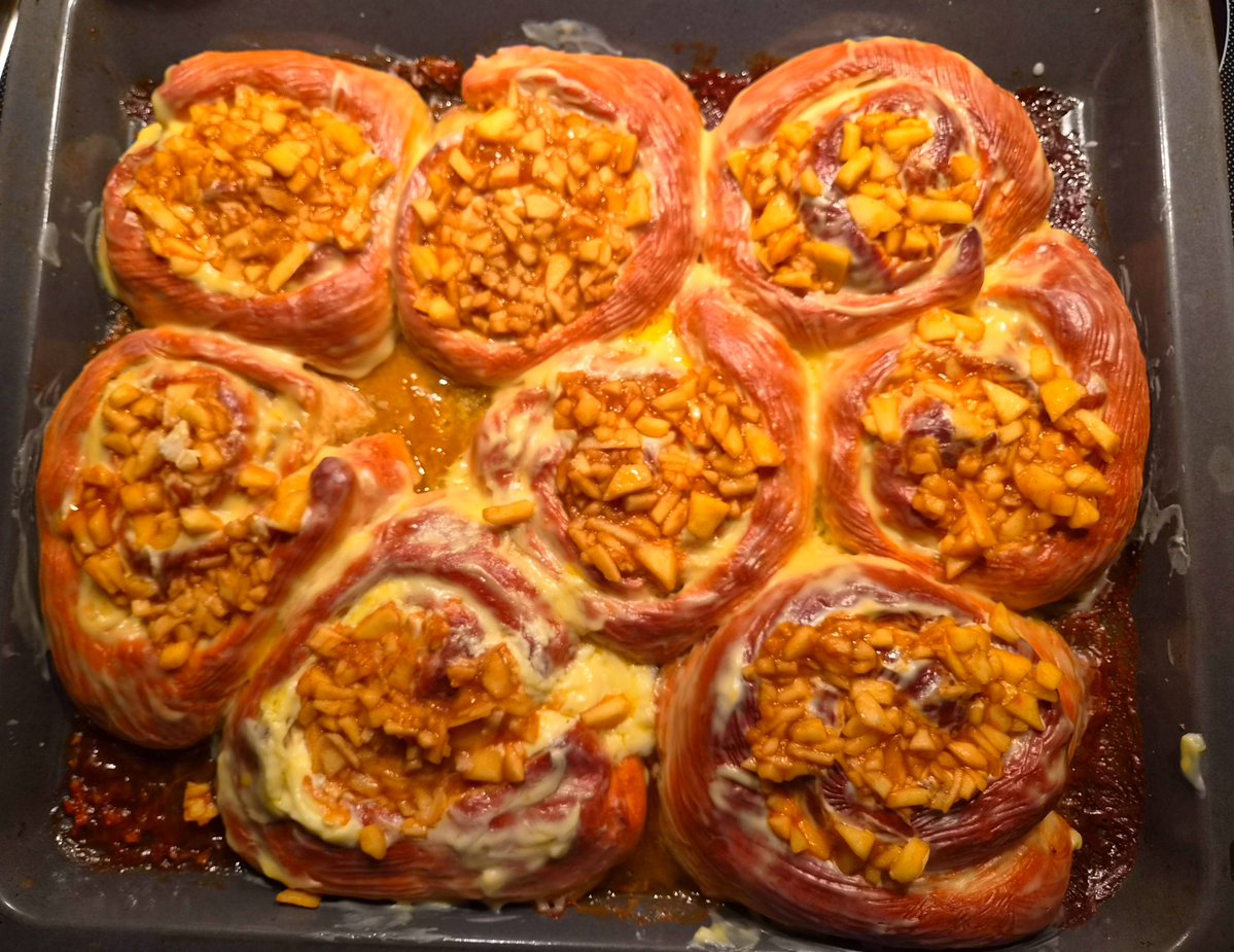 WabiiRota's tweet photo. You wanted cinnamon rolls, and here they are. One batch with apples and one without. Note for next time: don’t let the dough rest for too long. They taste brilliant, though – but I could only ever manage to eat half of one.
#cinnamonrolls #baking https://t.co/CDxWAaBCBz