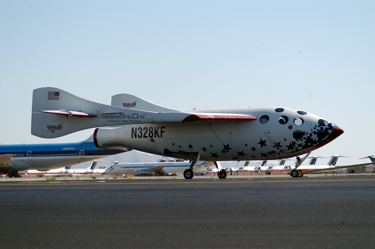 mariobianchi18's tweet photo. Il #4ottobre 2004 una navetta privata raggiunge lo spazio 2 volte in meno di 2 settimane: la #SpaceShipOne, che vince il premio Ansari X pari a 10 mln $ per essere stata la prima a farlo. Nell'impresa stabilisce anche il nuovo record mondiale di altitudine per aerei ad ala fissa. https://t.co/e55WLqgAP1