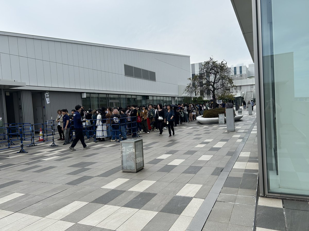 tym0816's tweet photo. なんとか無事Zepp羽田に到着。
品川駅でコインロッカー難民でやっと荷物入れたのに天空橋駅ではいっぱい空いてた😅

#THEYELLOWMONKEY 
#60分一本勝負 
#Zepp羽田 https://t.co/91Gh7KSTFg
