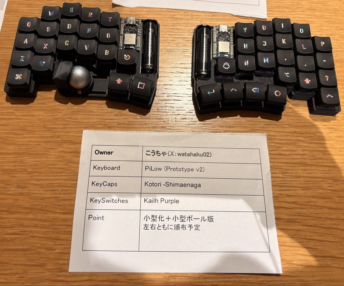 orange73_m's tweet photo. こうちゃさんの「PiLow」
本体はクールな印象で、思わず手を置きたくなる佇まい。片側4つのサムクラスタキーも好みでした。
キーキャップが変わるだけで、ここまで印象が変わるのかと驚きました。トラボの位置を微調整できるのも嬉しいですね！
#天キー12 https://t.co/lMTVGp4ajf