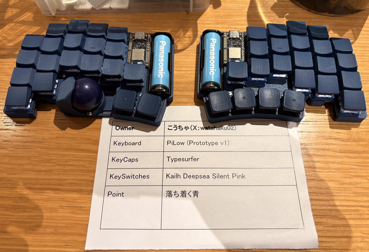 orange73_m's tweet photo. こうちゃさんの「PiLow」
本体はクールな印象で、思わず手を置きたくなる佇まい。片側4つのサムクラスタキーも好みでした。
キーキャップが変わるだけで、ここまで印象が変わるのかと驚きました。トラボの位置を微調整できるのも嬉しいですね！
#天キー12 https://t.co/lMTVGp4ajf