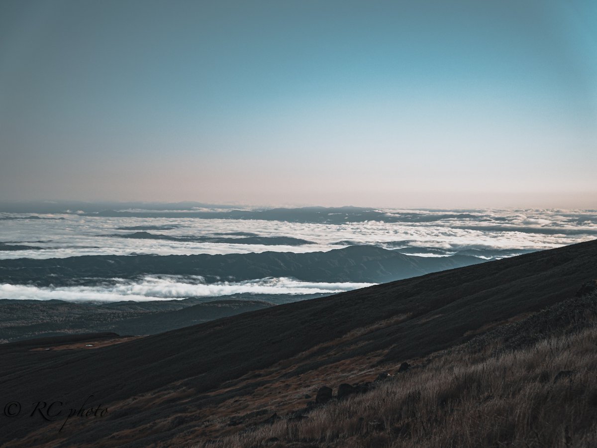 suguru_frames's tweet photo. 尾根に沿う、朝の光。🌄
鳥海山／2025年10月の撮影記録
③105mm／F4／1/60秒／ISO100
――――
Morning light along a ridge.
#鳥海山 #CinematicJapan https://t.co/FBbyTamgIQ