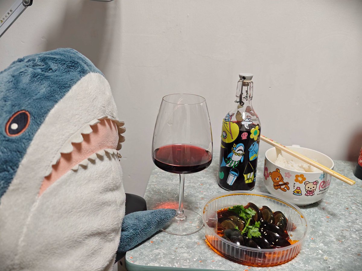 Fungo_W's tweet photo. 是晚菜式：皮蛋配紅酒
今夜のおつまみはピータン！赤ワインを添えて
Century Eggs &amp; Red Wine https://t.co/scP1S10juV