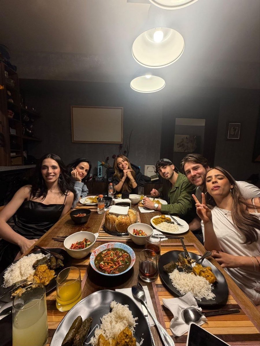skyoeyf's tweet photo. @aldaine_mood Eso arrastrate por vistas @DeyanaraBrianda hazte la vistima para q el árabe te salga a defender, cuando se sabe q eres experta en shipeos ademas de alimentarlos, es tan incongruente dice usteds me shipean, pero comparte videos de eso, haber cuando uno con memo de tantos q hay🤣 https://t.co/XE2wJeeXYC