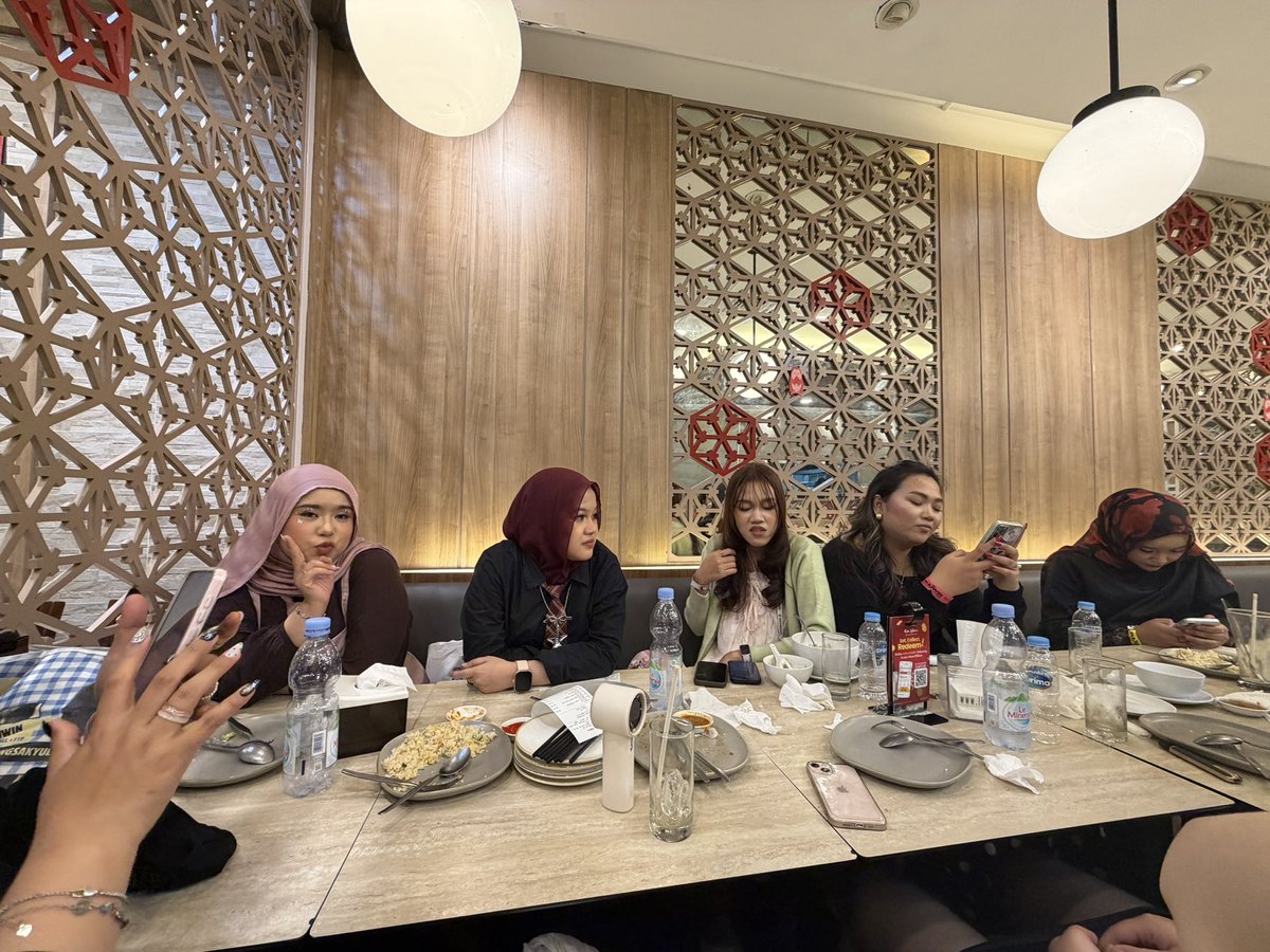 aintphuwin's tweet photo. makaci kaka kaka buaat semalem 🫰🏻 @prettynozel  @pondprazole @nengimnot @milikphuwin @ ka clay @ ka lea @ ka wendy @ ka jey @ ka yappermpoon https://t.co/TGdT82iwyO