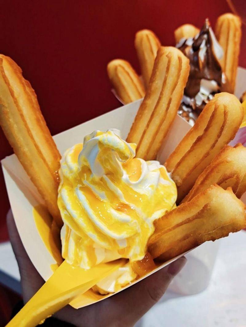 SophiaHotconpc's tweet photo. El churro recién frito de la barra de la esquina tiene un sabor crujiente y dulce irresistible! Cada bocado es un pequeo placer que calienta el corazón. https://t.co/63MrF1xtPc
