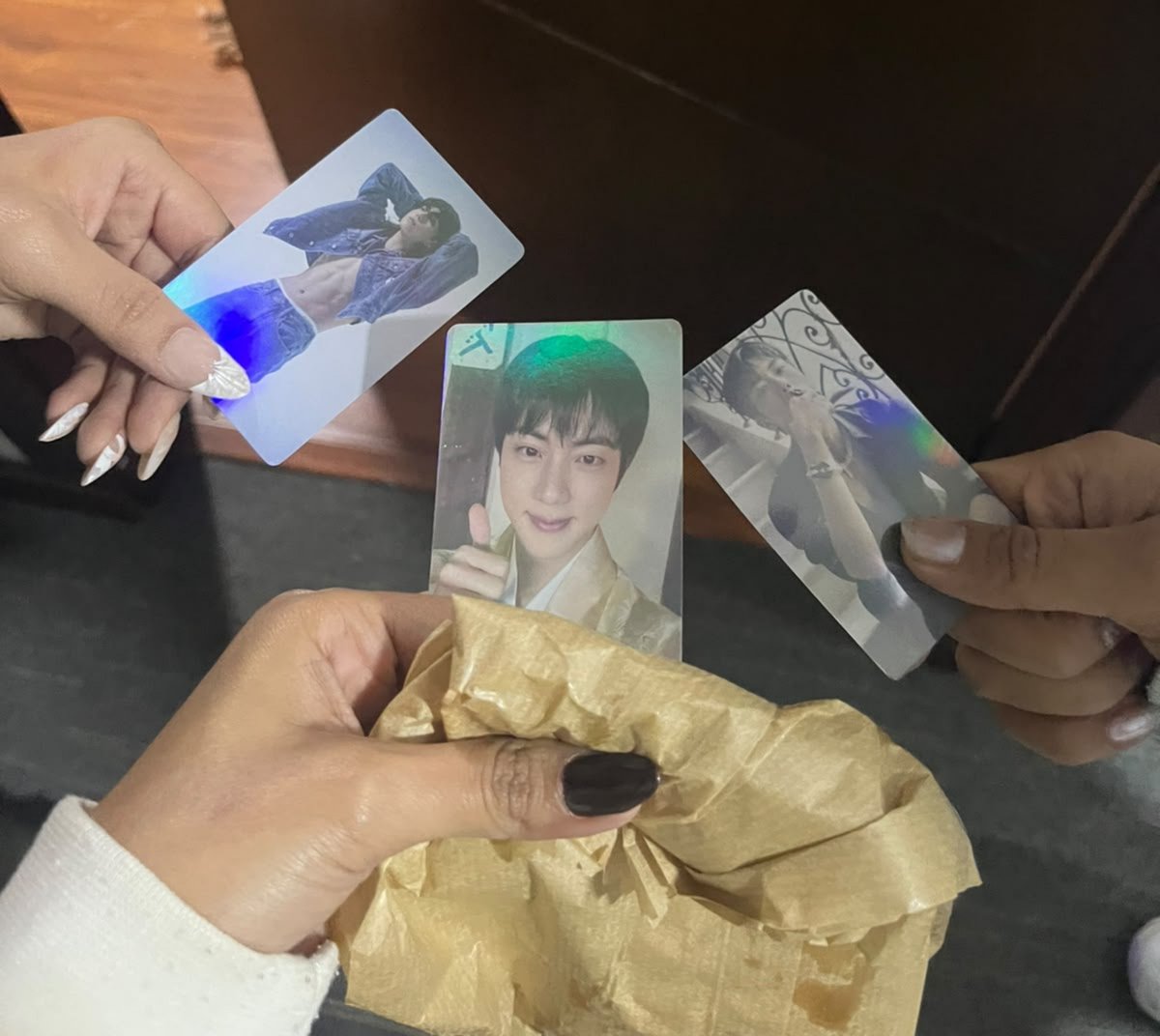 yoonginori's tweet photo. Fuimos a un oxxo a ver que comer post concierto y en plena 1AM unas armisitas nos dieron freebies, army si no existiera te inventaría https://t.co/EPdI1A2Tae