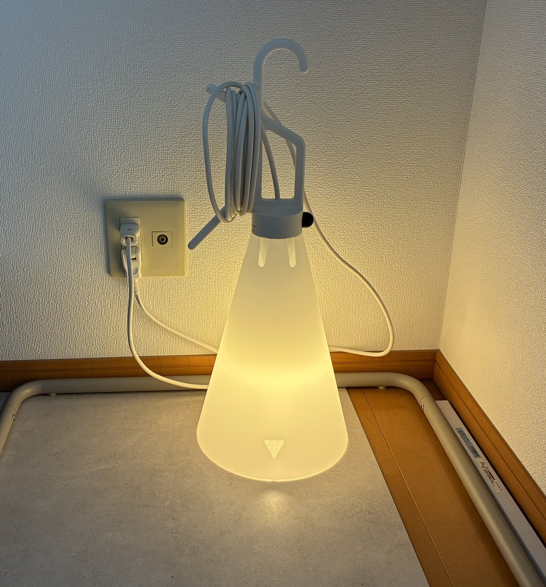 hitosikoito's tweet photo. ★今日のアップデート

今日アップデートしたのは、自室のライト

【IKEAテーブルランプ900円】を処分して【フロスのライトMAYDAY】を購入
IKEAもコスパ最高デザインも悪くないのでしたが、良い家具にしたくて買い替えました
気分上がります！

#1in1out
#ミニマル
#アップデート
#軽量化 https://t.co/FE9mpygvyk