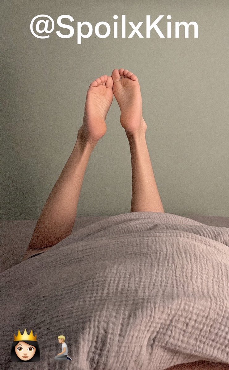 SpoilxKim's tweet photo. Genieß den Anblick der zarten Sohlen 🖤
Was würdest Du tun wenn Du hier wärst?
#queen #ToeWorship #fussfetisch #femdom #worship https://t.co/vJvjqnrR2Y