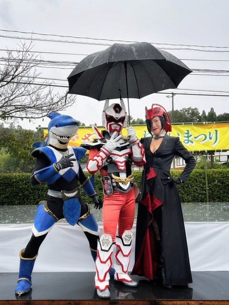 Zarigarnish's tweet photo. 本日のやしろふれあいまつりは雨によりショーは断念…だけど！！！
こどもたちとキャッキャしたり、輪投げ対決(イナバスターさんは1つも入らず)をしたり、美味しいものを食べまくったり、とってもほっこりたのしかったんだからぁぁぁ！！！(爆)(爆)(祭) https://t.co/VTyJACviKk