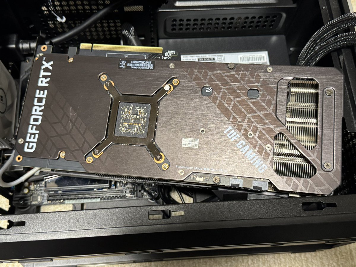 RS27Taka's tweet photo. けっこう安くGeForce RTX3070Tiが安く手に入った！
安いからヤニ臭いかマイニングあがりかなと思ったらそんなこともなく美品でした✌️

とりあえず今回組み上げたPCの余剰部品で出来たPCに装着するか…

てか、デカすぎて入るんかコレ(；・∀・) https://t.co/pRk6vOrQu1