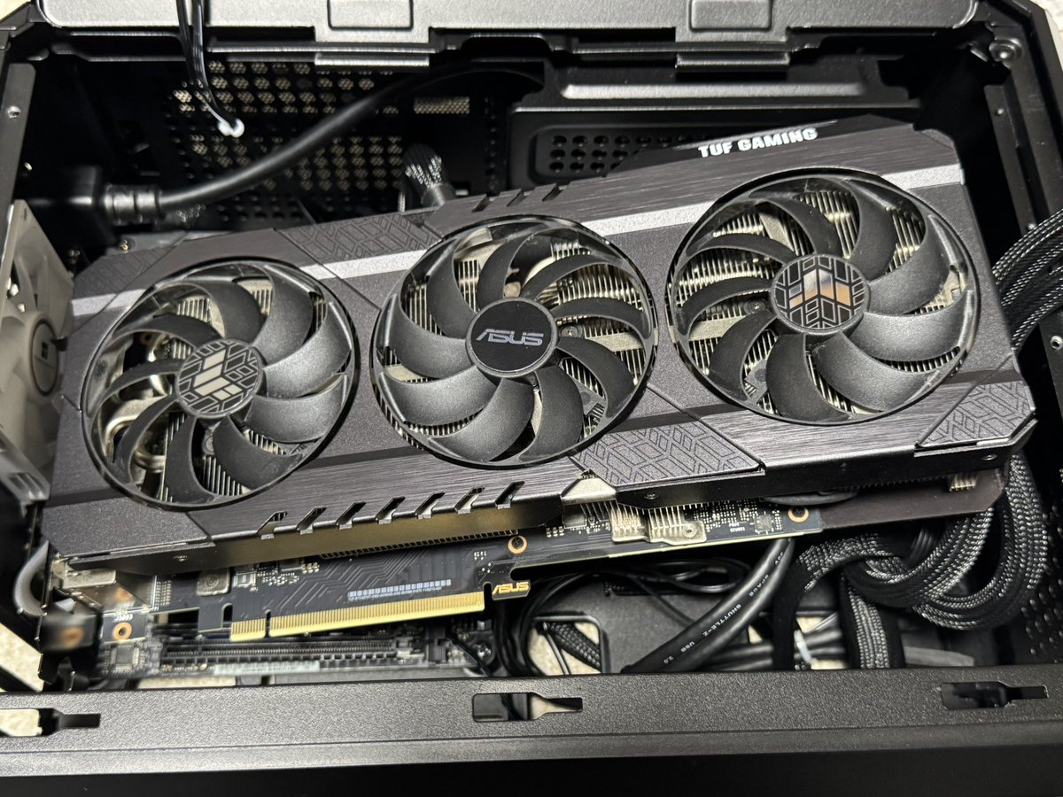 RS27Taka's tweet photo. けっこう安くGeForce RTX3070Tiが安く手に入った！
安いからヤニ臭いかマイニングあがりかなと思ったらそんなこともなく美品でした✌️

とりあえず今回組み上げたPCの余剰部品で出来たPCに装着するか…

てか、デカすぎて入るんかコレ(；・∀・) https://t.co/pRk6vOrQu1