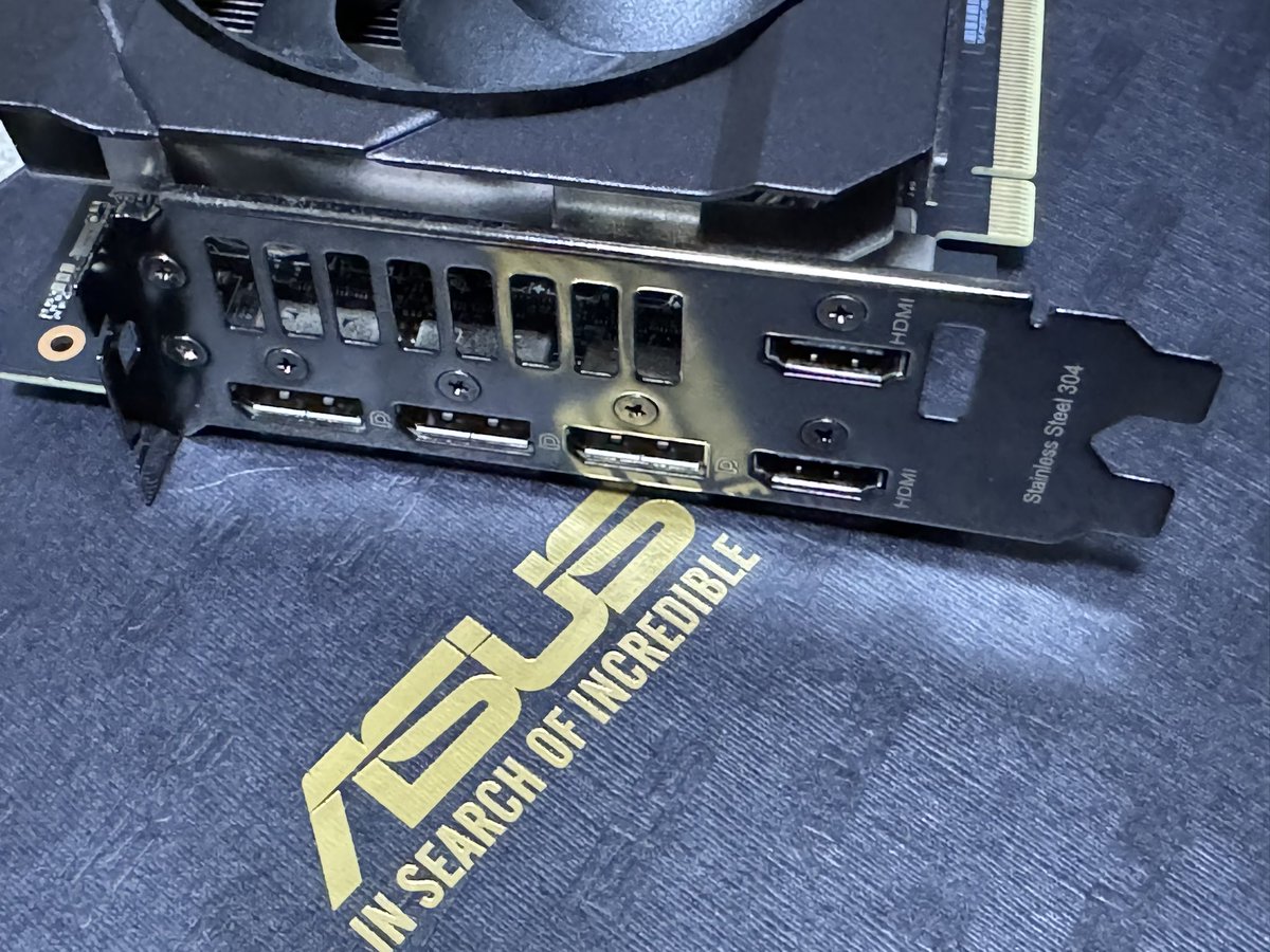 RS27Taka's tweet photo. けっこう安くGeForce RTX3070Tiが安く手に入った！
安いからヤニ臭いかマイニングあがりかなと思ったらそんなこともなく美品でした✌️

とりあえず今回組み上げたPCの余剰部品で出来たPCに装着するか…

てか、デカすぎて入るんかコレ(；・∀・) https://t.co/pRk6vOrQu1