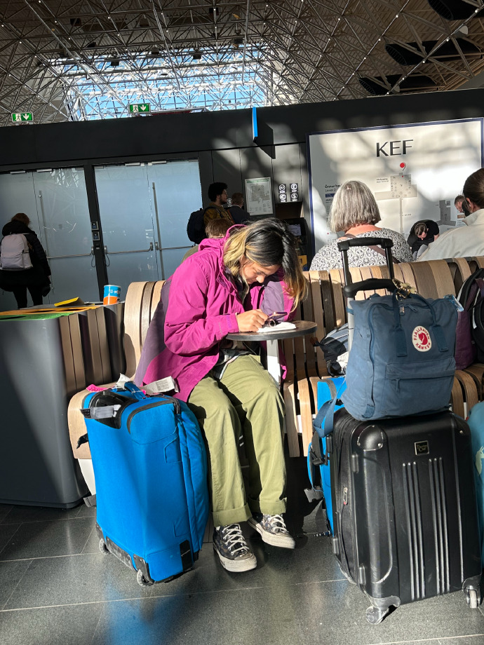 Nia47867668's tweet photo. The tour guide, a warm-hearted British lady, helps travelers with a suitcase and shelters them in a shaded spot on the way. https://t.co/ChgwIiu6DH