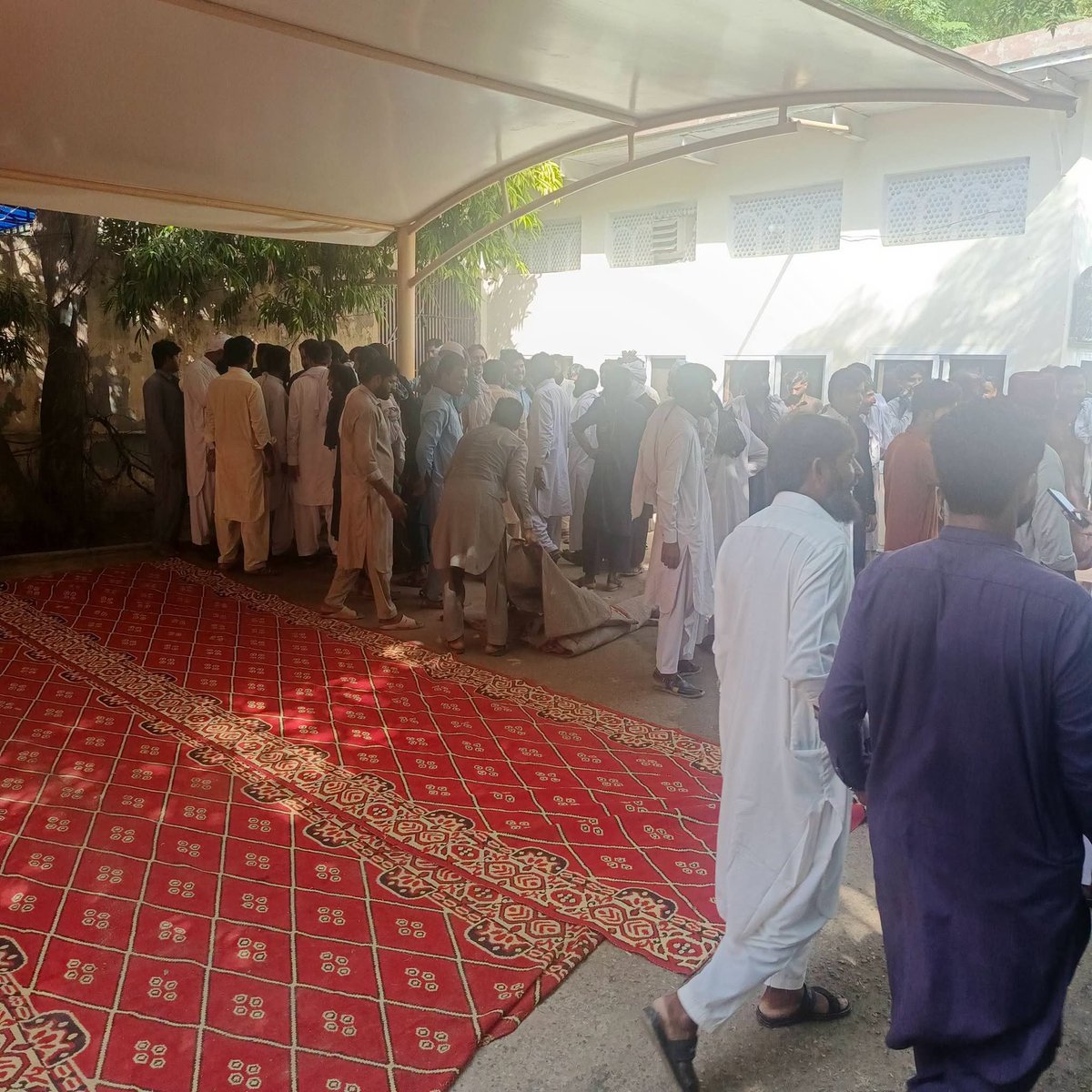 ahmad__bobak's tweet photo. الامین ہاؤس ڈیرہ اسماعیل خان 

کارکنان کی آمد جاری ، علی امین گنڈاپور کی قیادت میں قافلے کی کچھ دیر میں گنڈی چوک روانگی متوقع https://t.co/lyvDVkXjtg