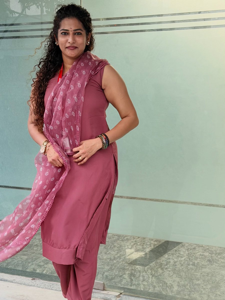 vaishali25bp's tweet photo. Beautiful and charming especially mirror pictures are jealousy for me. https://t.co/2TORB4ASga