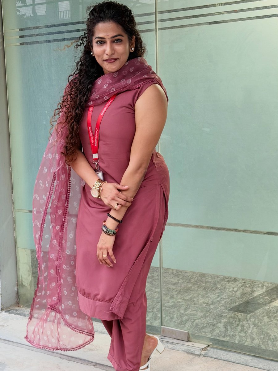 vaishali25bp's tweet photo. Beautiful and charming especially mirror pictures are jealousy for me. https://t.co/2TORB4ASga