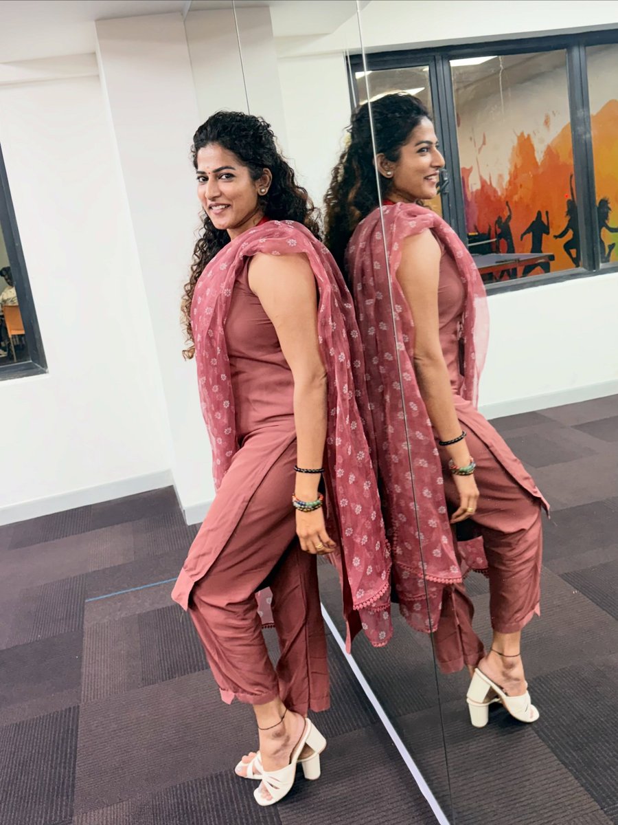 vaishali25bp's tweet photo. Beautiful and charming especially mirror pictures are jealousy for me. https://t.co/2TORB4ASga