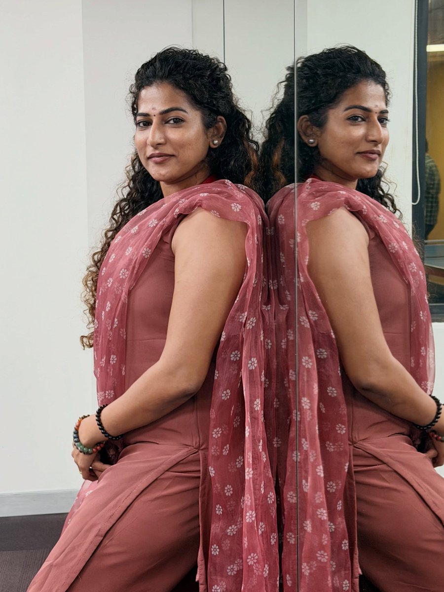 vaishali25bp's tweet photo. Beautiful and charming especially mirror pictures are jealousy for me. https://t.co/2TORB4ASga