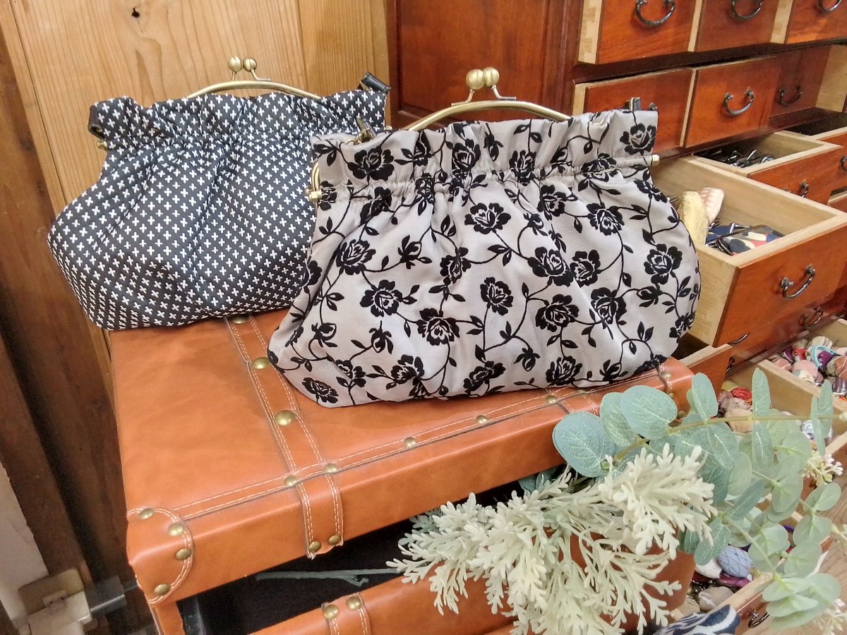 matsuhiroshoten's tweet photo. 8.0寸ベンリーが少し入荷いたしました。
秋のお出かけにいかがですか？

#まつひろ商店
#がま口
#ショルダーバッグ
#革紐付き https://t.co/cw7xNohspq
