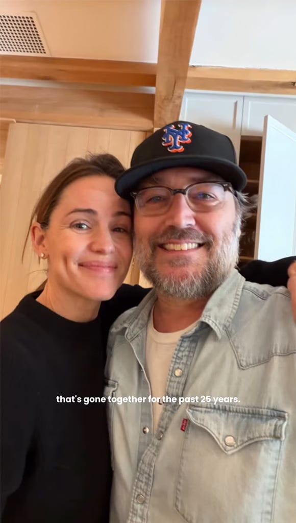 ThoughtCatalog's tweet photo. Jennifer Garner dated Michael Vartan after they met on Alias. For the show's 25th anniversary, she wrapped an arm around him for a selfie. He has largely stepped back from acting. https://t.co/HAThWr05wO