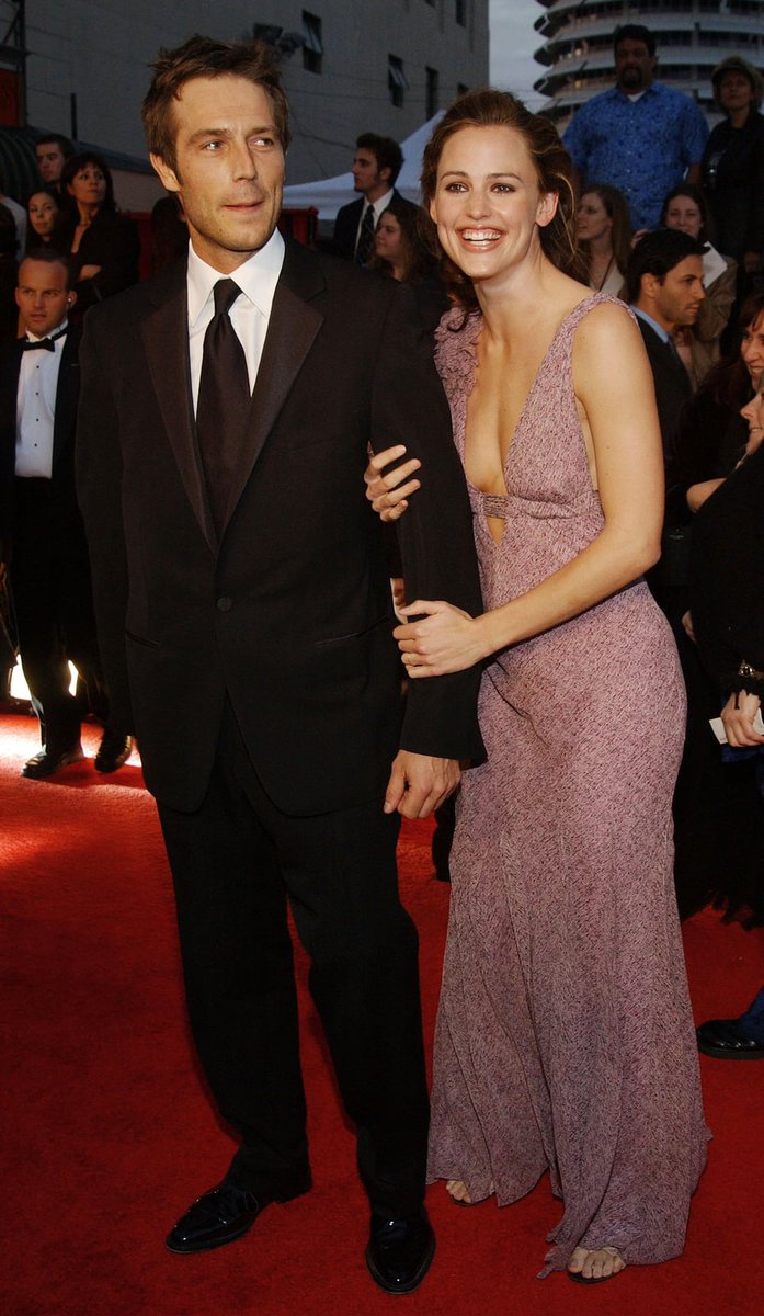 ThoughtCatalog's tweet photo. Jennifer Garner dated Michael Vartan after they met on Alias. For the show's 25th anniversary, she wrapped an arm around him for a selfie. He has largely stepped back from acting. https://t.co/HAThWr05wO