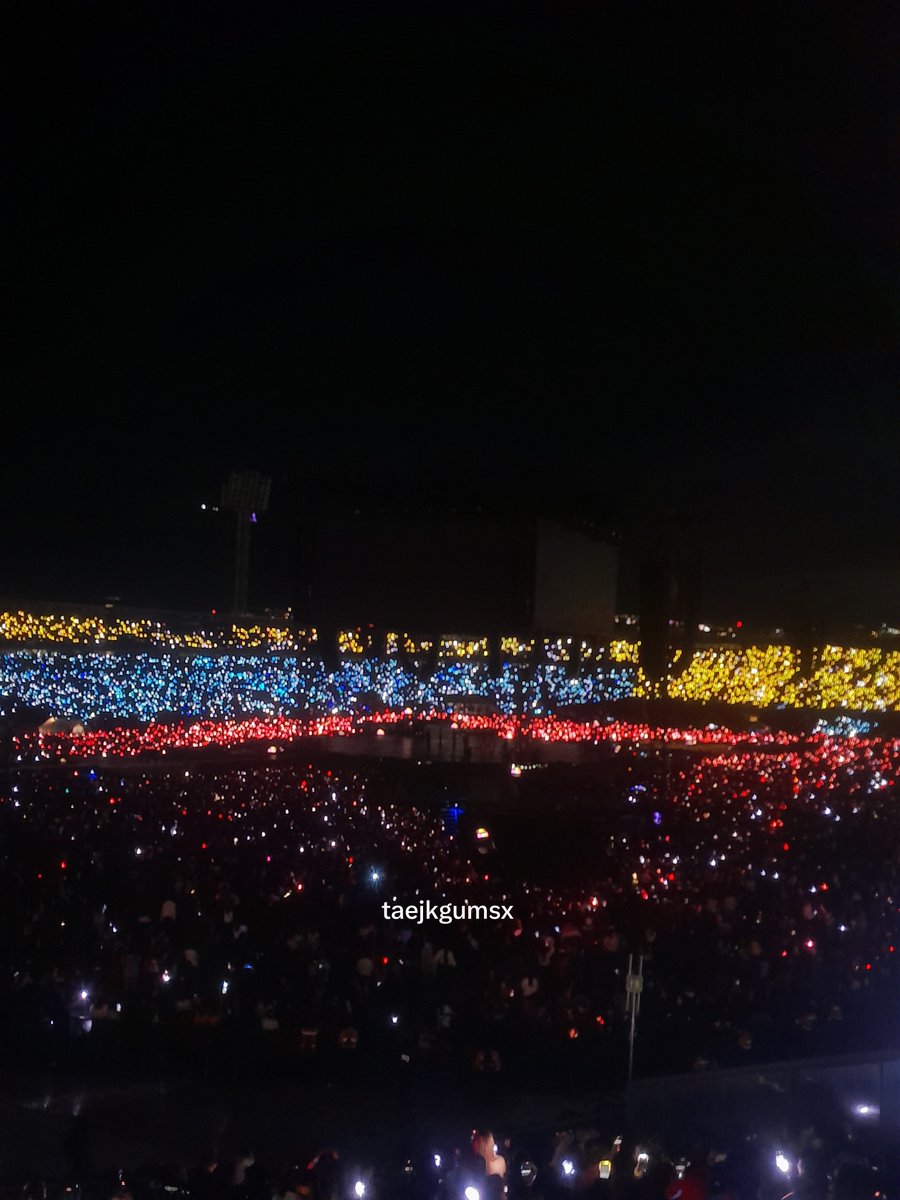 taejkgumsx's tweet photo. hicimos historia con la bandera los dos días en el concierto, amo mi país amo Colombia es la foto más hermosa https://t.co/Od7VNCDVVz