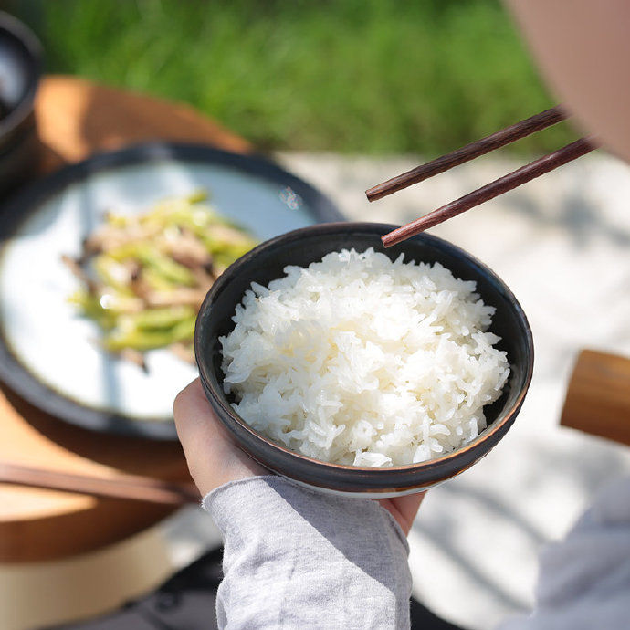 andi_onggo's tweet photo. [At noon, I held a bowl of warm glutinous rice, showing a cozy and sweet daily moment.]， https://t.co/7t8I50pwUo