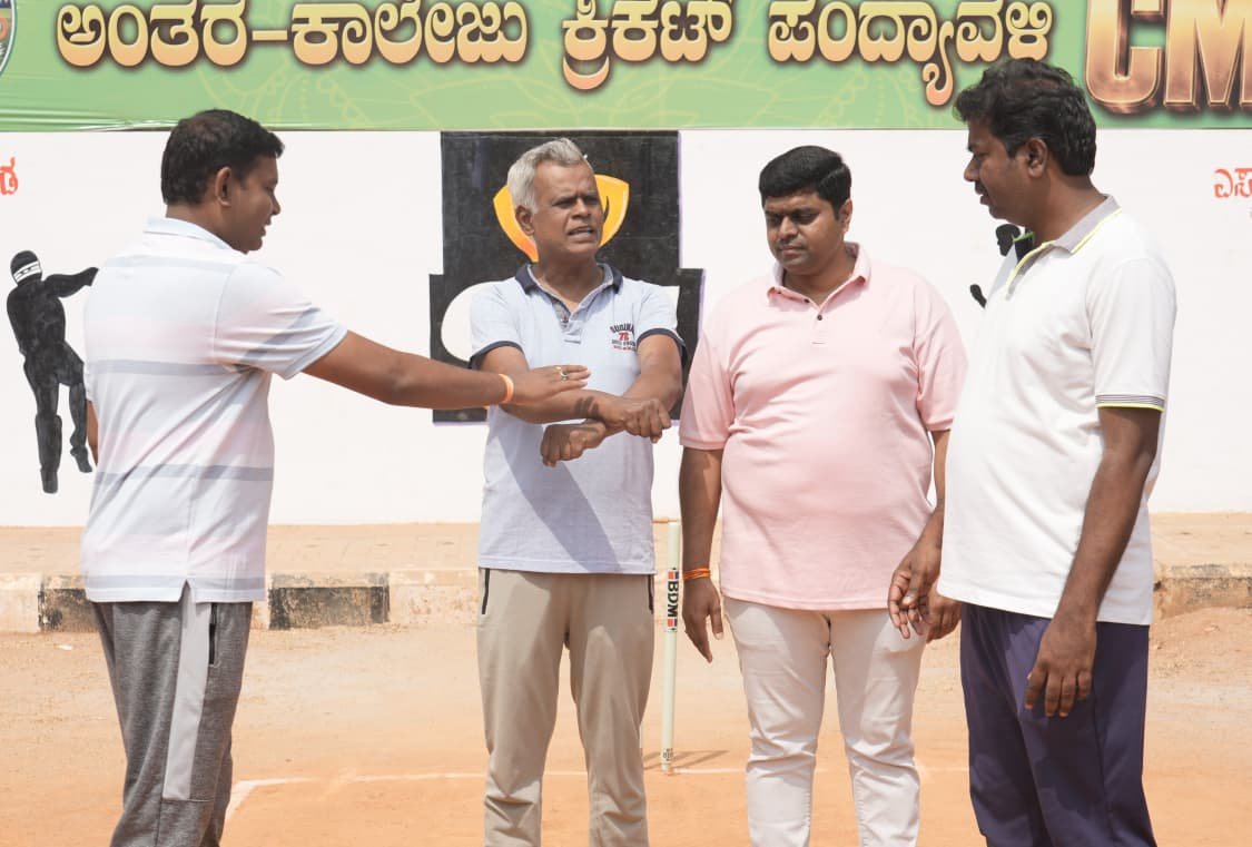 IYCKarnataka's tweet photo. ಕರ್ನಾಟಕ ಪ್ರದೇಶ ಯುವ ಕಾಂಗ್ರೆಸ್ ಸಮಿತಿ ಆಯೋಜಿಸಿರುವ ಅಂತರ ಕಾಲೇಜು ಕ್ರಿಕೆಟ್ ಪಂದ್ಯಾವಳಿ "ಸಿಎಂ ಕಪ್"ನಲ್ಲಿ ಮಹಾಲಕ್ಷ್ಮಿ ಲೇಔಟ್ ವಿಧಾನಸಭಾ ಕ್ಷೇತ್ರದ ಶಕ್ತಿ ಗಣಪತಿ ನಗರ ವಾರ್ಡ್ ಹಾಗೂ ನಾಗಪುರ ವಾರ್ಡ್ ನಡುವೆ ಕ್ರಿಕೆಟ್ ಪಂದ್ಯಾವಳಿ ನಡೆಯಿತು. ಕಾಂಗ್ರೆಸ್ ಮುಖಂಡರಾದ ನಟರಾಜ್ ಅವರು ಟಾಸ್ ಹಾಕುವ ಮೂಲಕ ಕ್ರೀಡಾಪಟುಗಳಿಗೆ ಬೆಂಬಲ ನೀಡಿದರು. ಕೆಪಿಸಿಸಿ ಪ್ರಧಾನ ಕಾರ್ಯದರ್ಶಿಗಳಾದ ಶಿವಕುಮಾರ್ ಸೇರಿದಂತೆ ಇತರರು ಉಪಸ್ಥಿತರಿದ್ದರು.