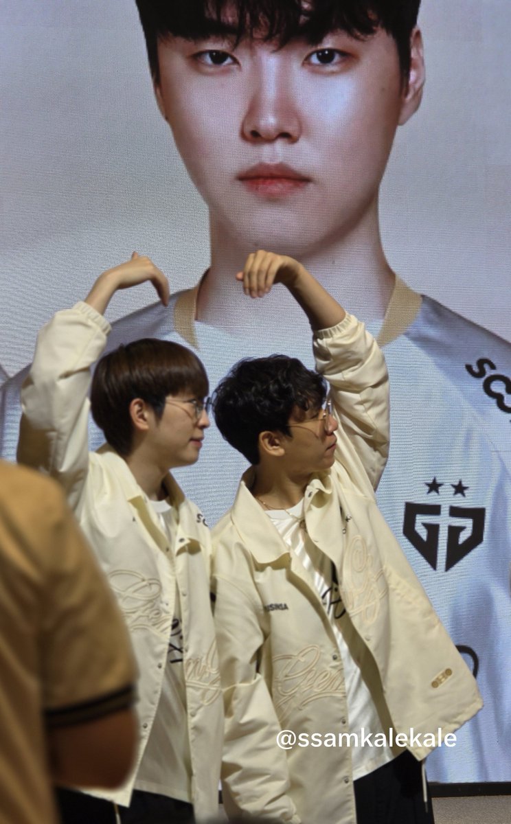 ssamkalekale's tweet photo. #GENG #CHOVY #RULER #DURO
#룰러 #듀로
261003 레전드 팬미팅
질수없다 룰듀 바텀도 개큰 하트해(짝) https://t.co/VJBRagLNJo