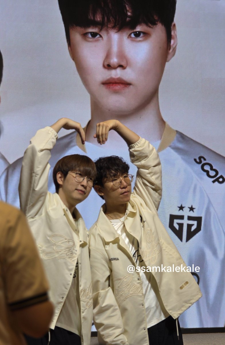 ssamkalekale's tweet photo. #GENG #CHOVY #RULER #DURO
#룰러 #듀로
261003 레전드 팬미팅
질수없다 룰듀 바텀도 개큰 하트해(짝) https://t.co/VJBRagLNJo