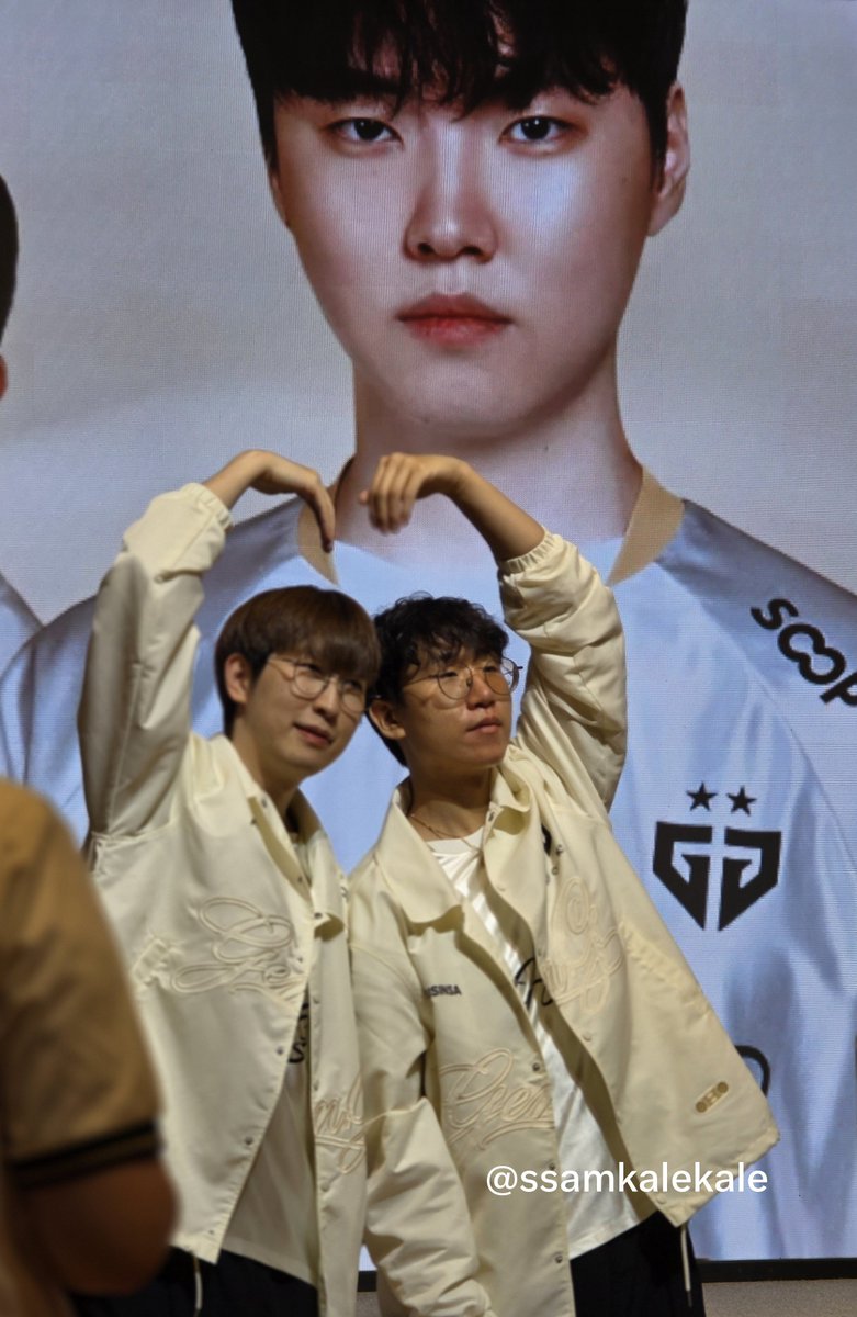 ssamkalekale's tweet photo. #GENG #CHOVY #RULER #DURO
#룰러 #듀로
261003 레전드 팬미팅
질수없다 룰듀 바텀도 개큰 하트해(짝) https://t.co/VJBRagLNJo