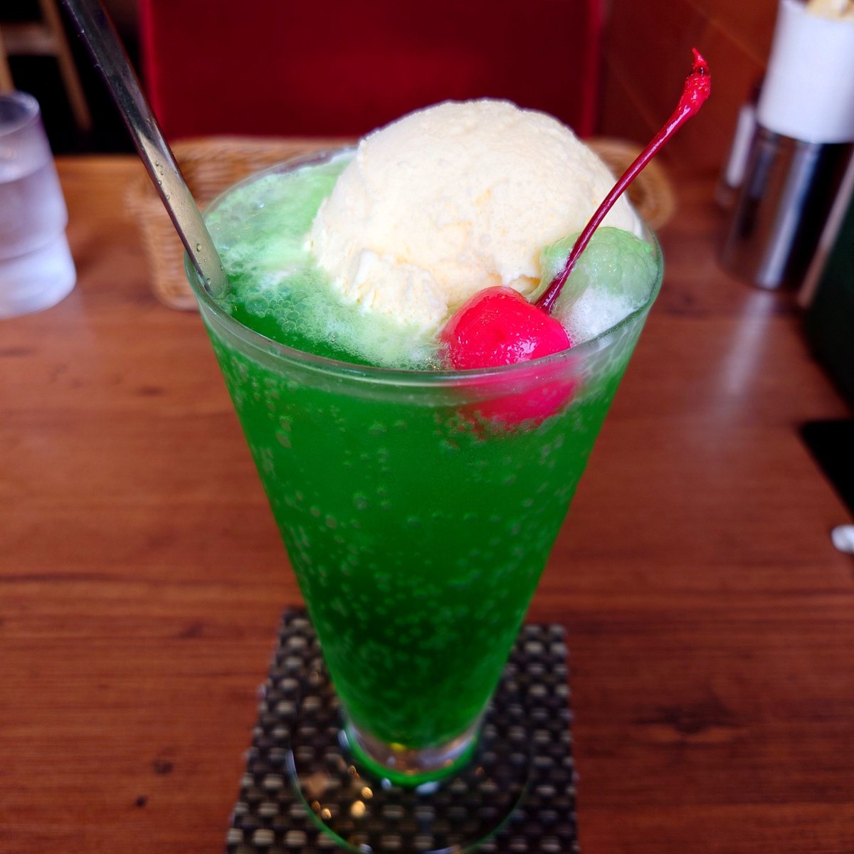 okota_cat's tweet photo. 半年間仕事頑張った自分へのご褒美
美容院でサッパリしてからのクリームソーダ✨ https://t.co/kedK9K5akG