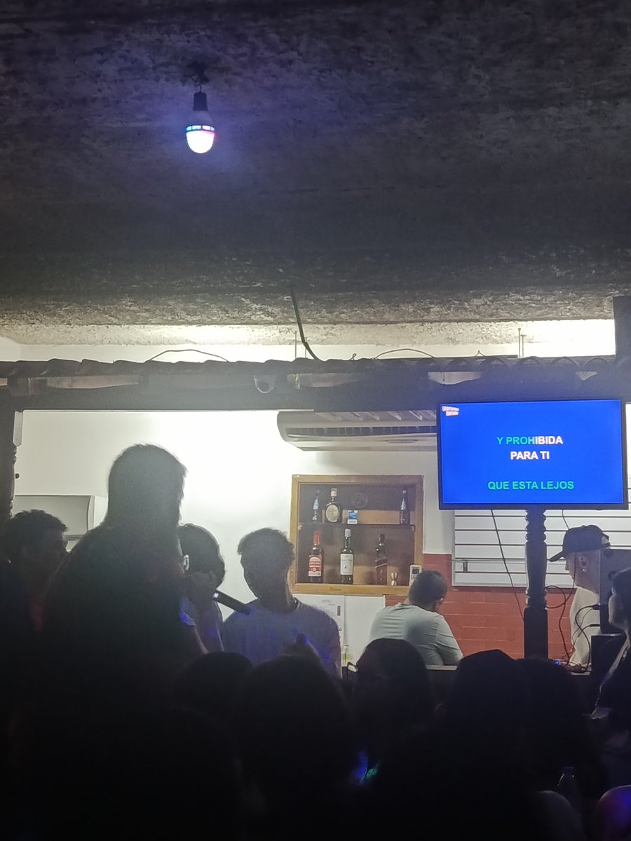 ladyhiken's tweet photo. esto lo twitteo con karaoke de fondo https://t.co/rwei3N2Kxw