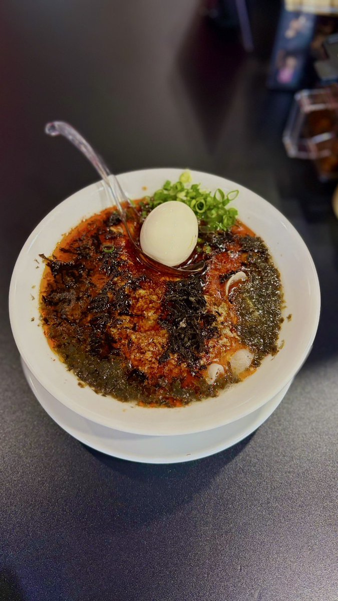 eyebeam1011's tweet photo. コンサドーレラーメンや！
赤×黒セクシー🌹🌹🌹
#コンサドーレ #函館 #GodofRoses麺 https://t.co/tQY7GiEyLu