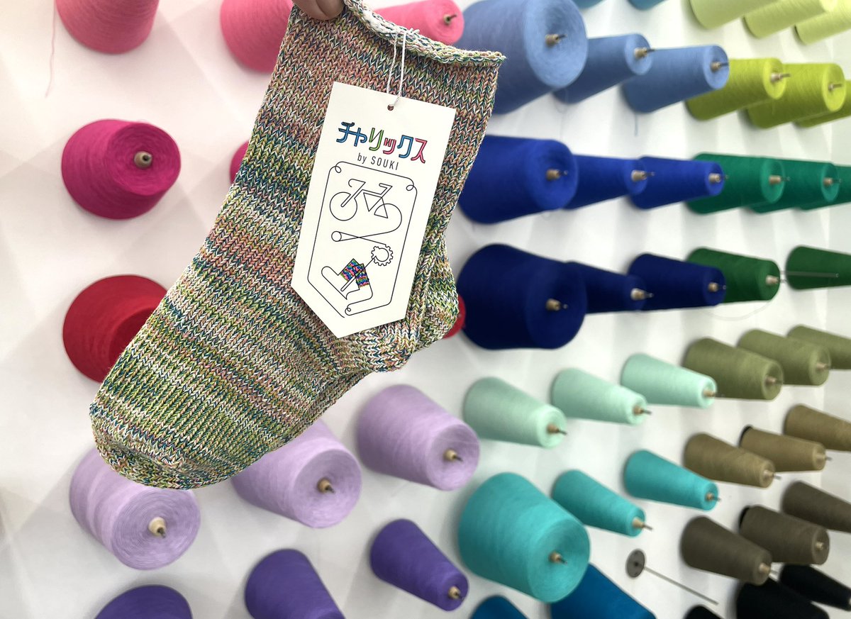 yumingD31's tweet photo. 自転車漕いで靴下づくり🧦

白糸２色と自分の選んだ3色合わせて５色で編むんだけど1色違っただけで違った雰囲気のできあがり

2024年に堂本剛さんがアナザースカイで訪れた場所らしい✈️ https://t.co/JHjiISpBAy