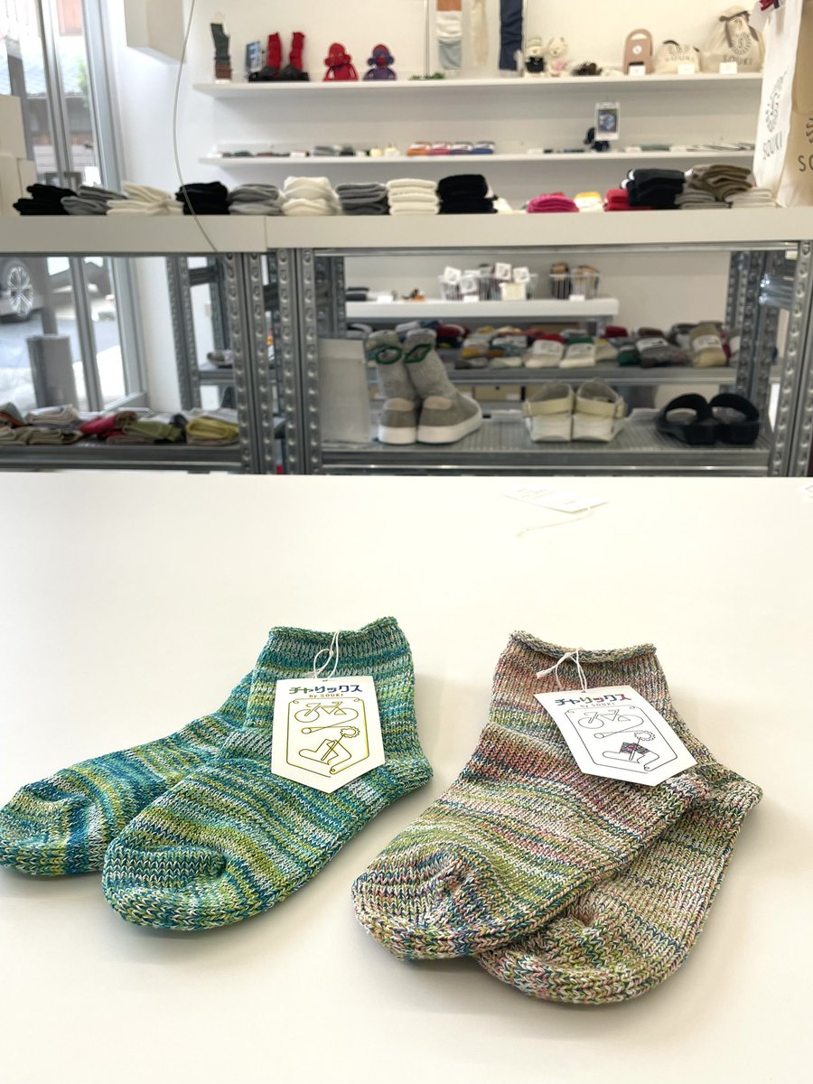 yumingD31's tweet photo. 自転車漕いで靴下づくり🧦

白糸２色と自分の選んだ3色合わせて５色で編むんだけど1色違っただけで違った雰囲気のできあがり

2024年に堂本剛さんがアナザースカイで訪れた場所らしい✈️ https://t.co/JHjiISpBAy