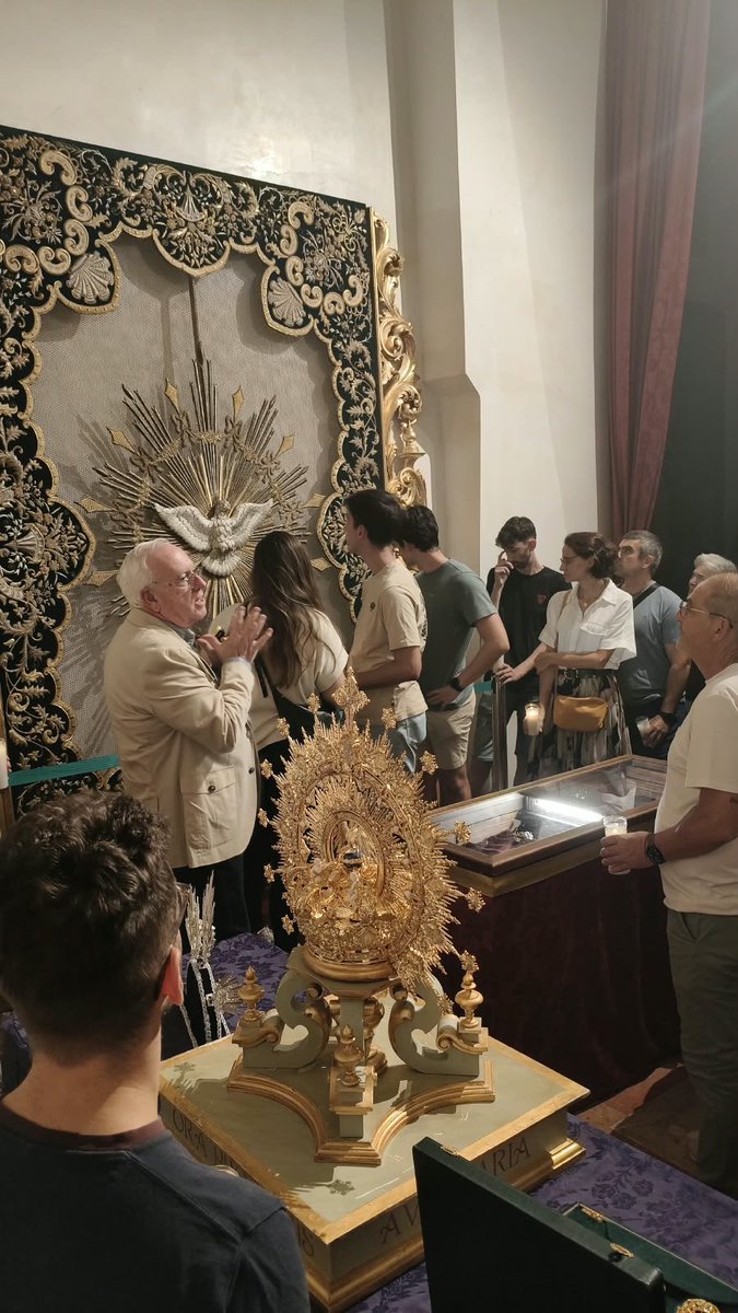 Hdad_Redencion's tweet photo. #HERMANDAD | En la noche de ayer nuestra corporación participó en la XIII edición de la Noche en Blanco.

Este año se ha realizado un recorrido interactivo por la historia y el patrimonio que la Hermandad, presentado muy buena acogida por los hermanos y la ciudad, a los que agradecemos su visita y colaboración.

#CristoentreNosotros #RocíodelCielo