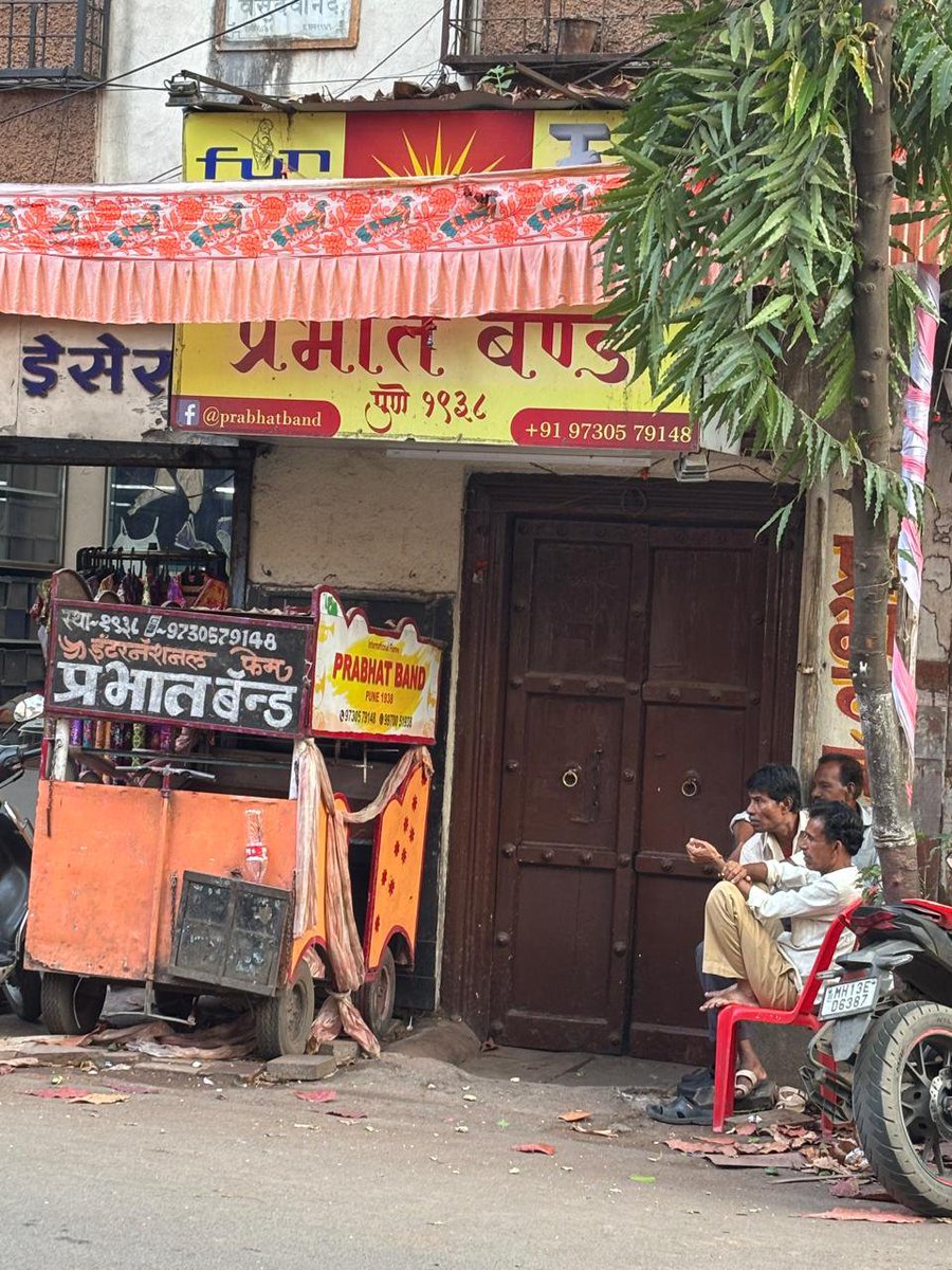 dhavalkulkarni's tweet photo. For certain generations of #Punekars, wedding bands like Prabhat and Darbar and their liveried men were part of weddings and ceremonies at Mangal Karyalayas. Of course, this was before concepts like destination weddings and nuptials in hotels took over. Came across the office of the famous Prabhat Band at Appa Balwant Chowk in Pune and could not resist taking a few clicks.
#Pune #memories #history #PuneHistory #PuneHeritage #nostalgia #weddings #Puneri
