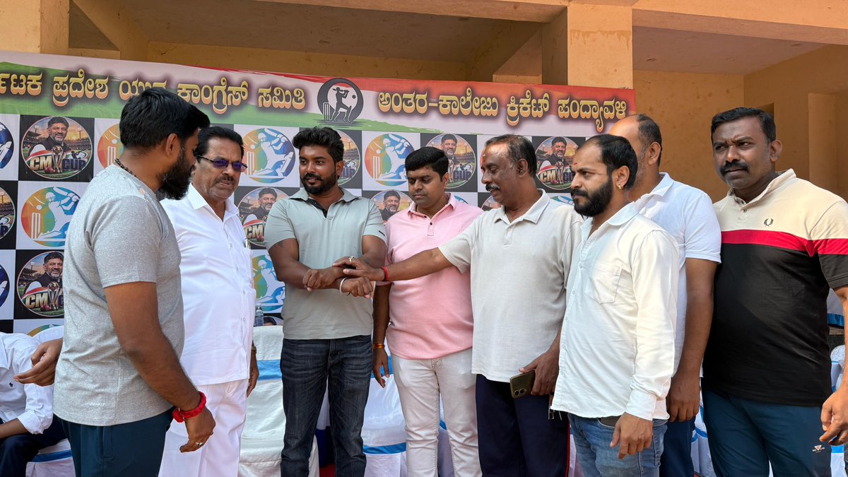 IYCKarnataka's tweet photo. ಕರ್ನಾಟಕ ಪ್ರದೇಶ ಯುವ ಕಾಂಗ್ರೆಸ್ ಸಮಿತಿ ಆಯೋಜಿಸಿರುವ ಅಂತರ ಕಾಲೇಜು ಕ್ರಿಕೆಟ್ ಪಂದ್ಯಾವಳಿ "ಸಿಎಂ ಕಪ್"ನಲ್ಲಿ ಮಹಾಲಕ್ಷ್ಮಿ ಲೇಔಟ್ ವಿಧಾನಸಭಾ ಕ್ಷೇತ್ರದ ಪುನೀತ್ ರಾಜ್ ಕುಮಾರ್ ವಾರ್ಡ್ ಹಾಗೂ ಕೇತಮಾರನಹಳ್ಳಿ ವಾರ್ಡ್ ನಡುವೆ ಕ್ರಿಕೆಟ್ ಪಂದ್ಯಾವಳಿ ನಡೆಯಿತು. ಯುವ ಕಾಂಗ್ರೆಸ್ ಮಹಾಲಕ್ಷ್ಮಿ ಲೇಔಟ್ ಅಸೆಂಬ್ಲಿ ಅಧ್ಯಕ್ಷರಾದ ಸ್ಯಾಮ್ಯುಯೆಲ್ ಟಾಸ್ ಹಾಕುವ ಮೂಲಕ ಕ್ರೀಡಾಪಟುಗಳಿಗೆ ಬೆಂಬಲ ನೀಡಿದರು. ಕೆಪಿಸಿಸಿ ಪ್ರಧಾನ ಕಾರ್ಯದರ್ಶಿಗಳಾದ ಶಿವಕುಮಾರ್ ಸೇರಿದಂತೆ ಇತರರು ಉಪಸ್ಥಿತರಿದ್ದರು.