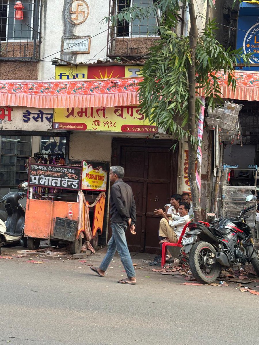 dhavalkulkarni's tweet photo. For certain generations of #Punekars, wedding bands like Prabhat and Darbar and their liveried men were part of weddings and ceremonies at Mangal Karyalayas. Of course, this was before concepts like destination weddings and nuptials in hotels took over. Came across the office of the famous Prabhat Band at Appa Balwant Chowk in Pune and could not resist taking a few clicks.
#Pune #memories #history #PuneHistory #PuneHeritage #nostalgia #weddings #Puneri