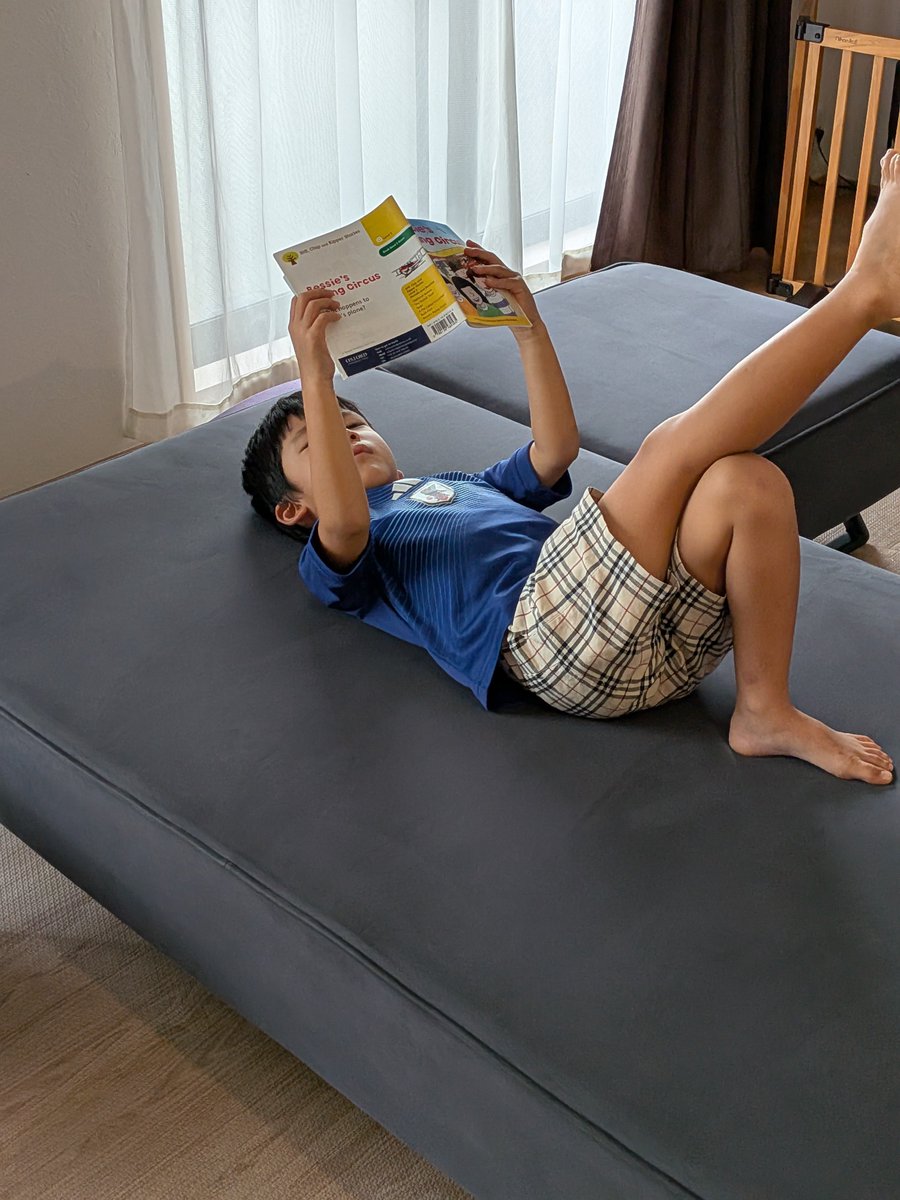 hamunohito463's tweet photo. 英語の本を読むムスッコ
テレビをつけないので暇つぶしにいつも読んでる https://t.co/gQVdtBH9GN