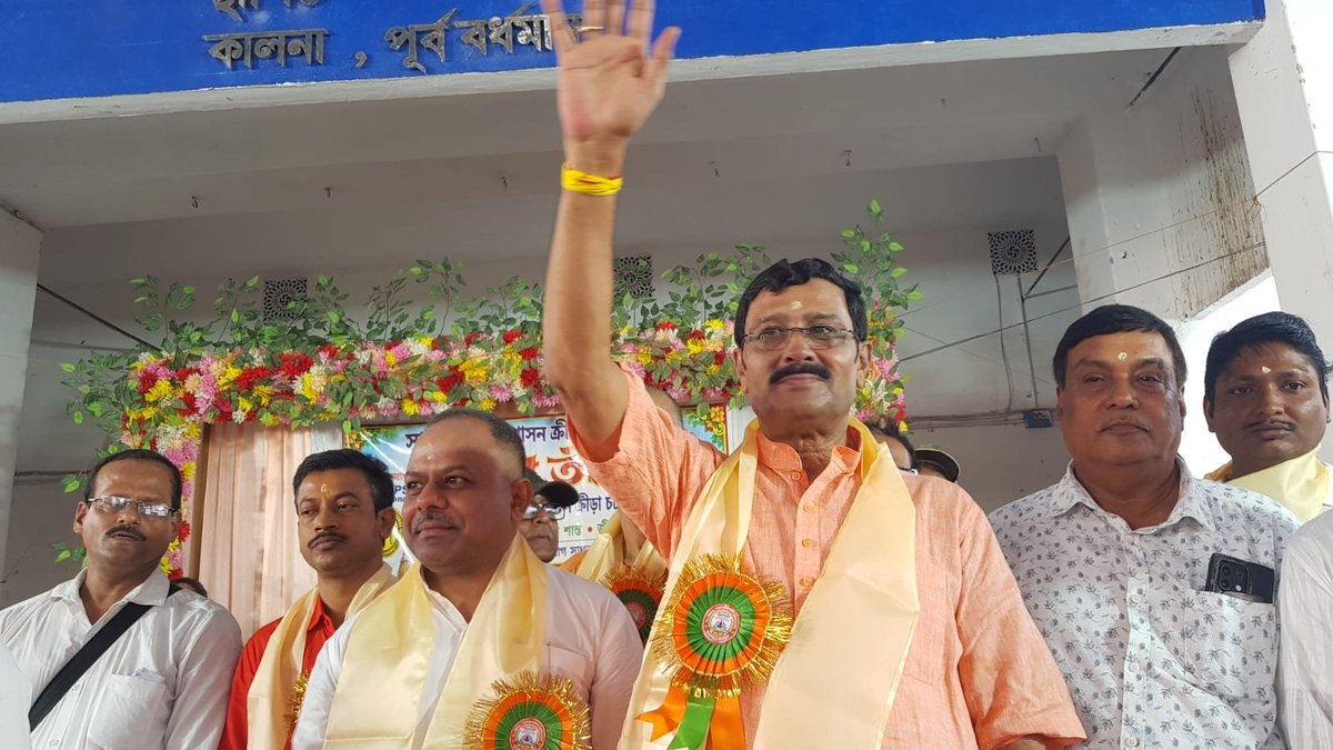 RahulSinhaBJP's tweet photo. আজ পূর্ব বর্ধমান জেলার কালনা মহারাজা হাই স্কুলে আয়োজিত ‘যোগ তীর্থ যোগ সম্মিলনী’ অনুষ্ঠানে অংশগ্রহণ করলাম।

যোগ শুধু শরীরচর্চা নয়—এটি সুস্থ জীবন, মানসিক শান্তি ও আত্মশক্তির এক অনন্য পথ।

সুস্থ শরীর, শান্ত মন—যোগ হোক জীবনের অঙ্গ। https://t.co/AnjR1W3zAe