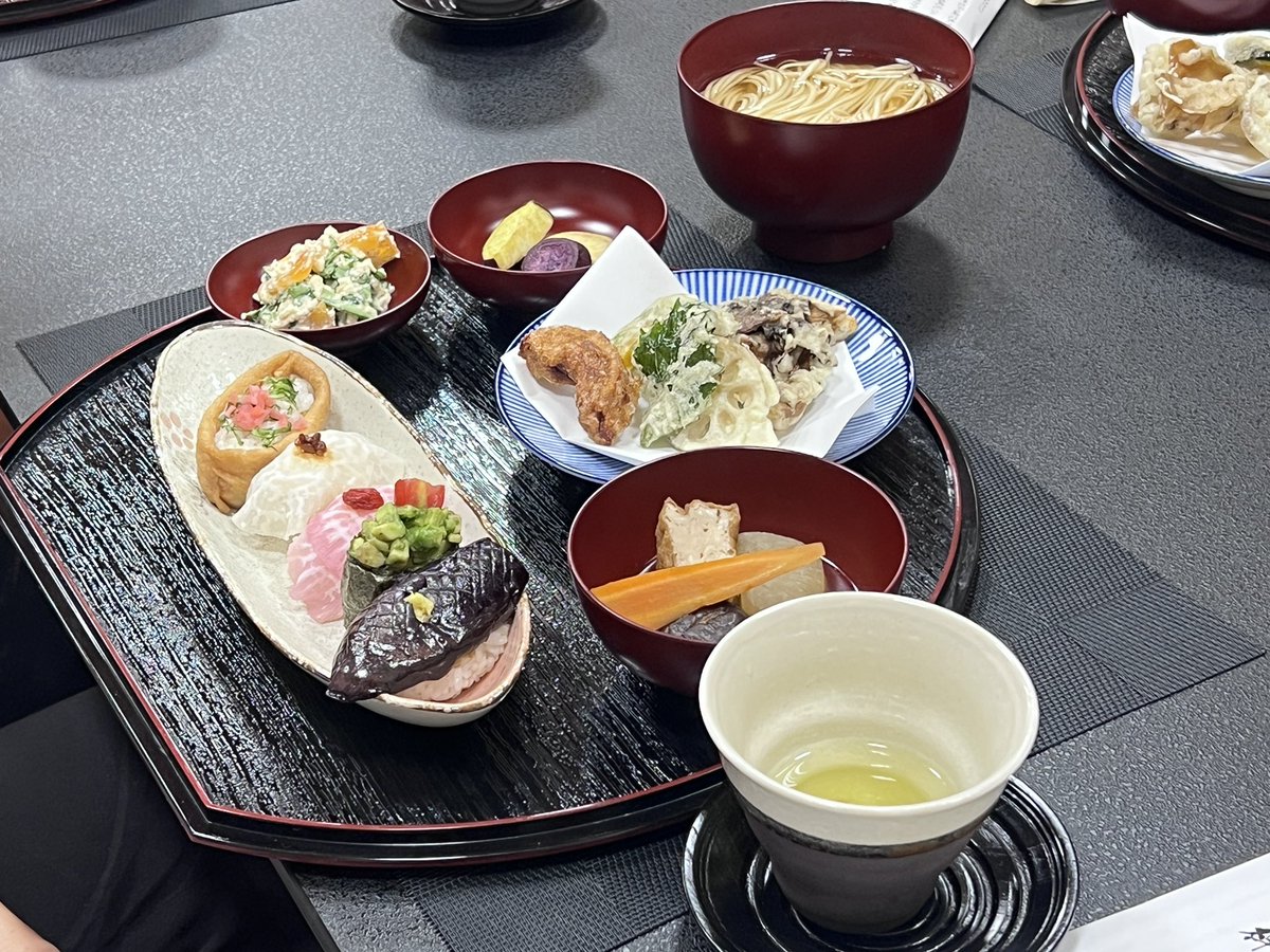 mana_k4516's tweet photo. 今日は耕雲院さんの禅リトリートのお手伝い🧘

坐禅、写経、精進料理、散策までサポートさせていただきました！

奥深い…一生勉強だ〜！ https://t.co/FDmZtXS3qx