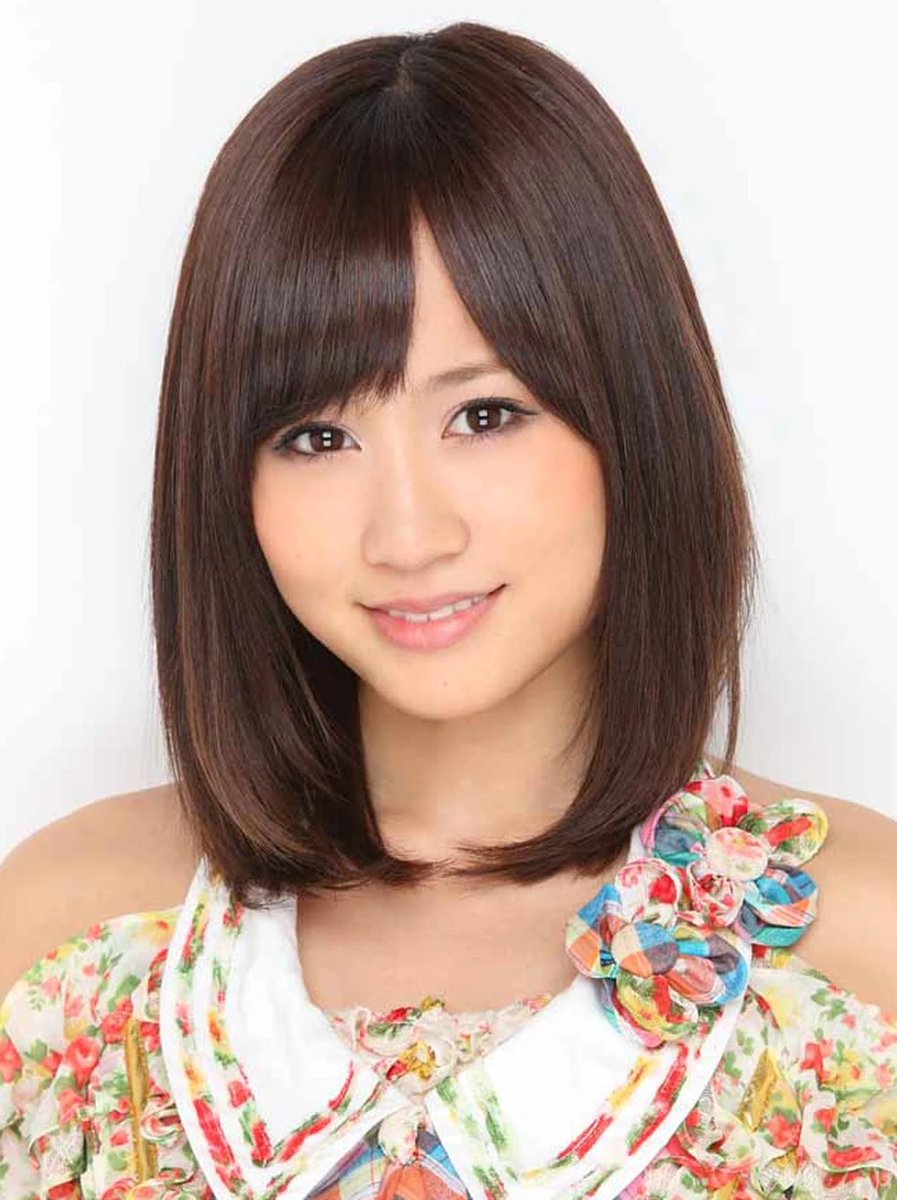 48RequestHour's tweet photo. With her 3rd consecutive solo Center position, Ito Momoka becomes only the 2nd member in AKB48 history to achieve this milestone, following Maeda Atsuko in 2011!

Maeda Atsuko:
"Sakura no Ki ni Narou" → "Everyday, Kachuusha" → "Flying Get"

Ito Momoka:
"Nagori Zakura" → "Suki-ish" → 69th Single

Maeda Atsuko's 3rd consecutive solo Center was determined through Senbatsu Sousenkyo, while Ito Momoka’s 3rd consecutive Center was selected by management. Although the selection methods were different, both achievements equally count as three consecutive solo Center positions in AKB48's discography.