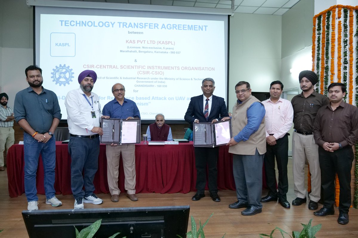 CSIR_CSIO's tweet photo. CSIR-CSIO transferred the technology for an “Anti-Drone System for Resonance-Based Attack on UAVs and Mitigating Mechanism” to M/s KAS-Jatayu Pvt. Ltd., New Delhi. The technology was developed under a Grant-in-Aid project funded by IHUB-NTIHAC, IIT Kanpur.
@CSIR_IND @HubC3i https://t.co/6gV7hHFCZV